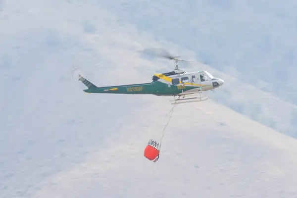 WAShoE COUNTY NEVADA, ABD 29 AĞUSTOS 2025: Güney Castantia Yangınıyla mücadele ederken daha fazla su için uçan Nevada Orman UH1 Bölümü