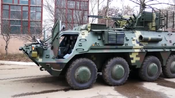 ハリコフ ウクライナ 2020年9月17日 戦闘車両装甲人員キャリアは 演習の前に軍事ユニットの中庭に立っています タンクビルダーの新開発 — ストック動画