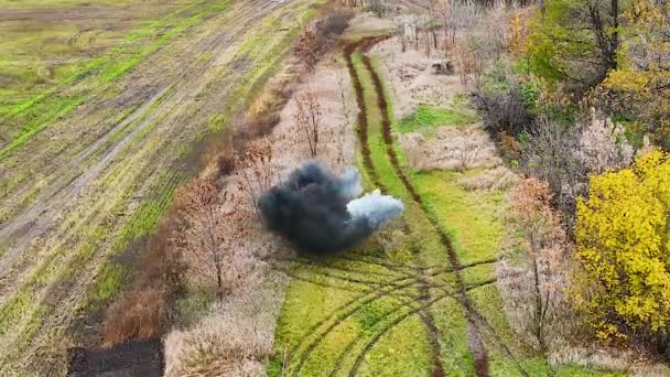 乡村道路上炮弹或地雷的爆炸 爆炸后 一片黑烟升起 无人驾驶飞机射击 真正的俄乌战争2022年 俄罗斯袭击了乌克兰 军事部门 — 图库视频影像