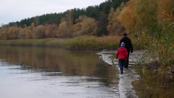 Père Fils Marchent Long Rive Lac Fin Automne Sur Les — Video