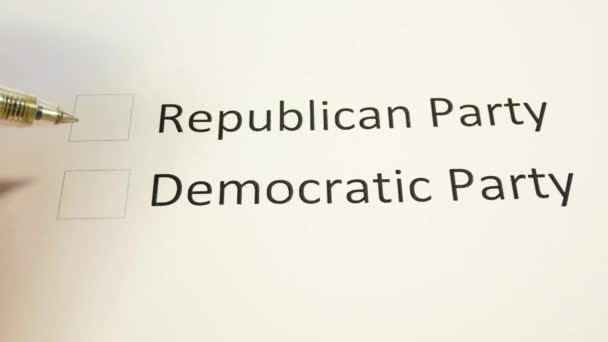 Hand Zet Een Pen Markering Kolom Republikeinse Partij Stemming Amerikaanse — Stockvideo