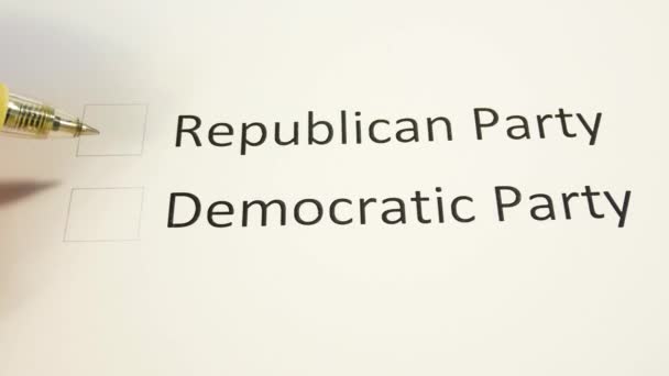 Pen Selecteert Gewenste Kolom Papieren Stemming Keuze Tussen Republikeinse Partij — Stockvideo
