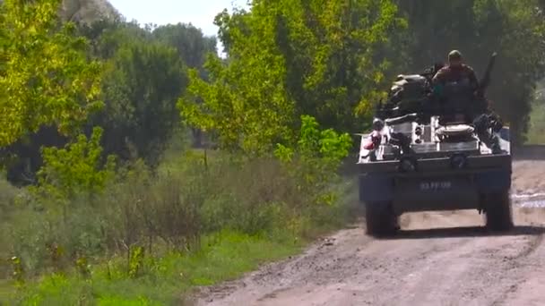 Charkov Ukrajina Září 2022 Obrněný Transportér Vojenským Personálem Pancířích Jede — Stock video