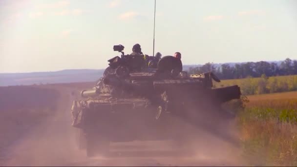戦車が田舎道を走っている 塵が彼の後ろに上昇する ウクライナ軍はロシア軍に併合された領土を解放する ウクライナ軍の反撃 ロシア — ストック動画