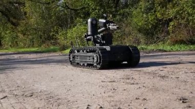 Kharkiv, Ukrayna - Ekim 07, 2022: Bir robot istihkamcı mayın tarlasını temizlemeye gider. Anti-personel mayınları ve patlayıcılar için izin. İnsansız mayın temizleme. Rus-Ukrayna Savaşı 2022