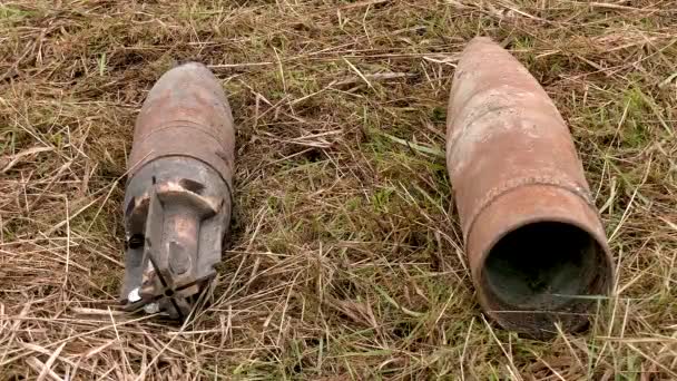 Ueksploderede Rester Levende Ammunition Ligger Jorden Tørt Græs Afgrænsning – Stock-video