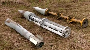 Yerde misket mühimmatı kalıntıları var. Patlamamış mühimmat izni ve patlayıcı mühimmat kalıntıları. Rus-Ukrayna savaşı 2022. Rusya Ukrayna şehirlerini misket mühimmatıyla bombalıyor