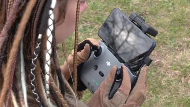 우크라이나 하르키우 2022 소녀가 드론을 스마트폰 모니터를 조이스틱을 조종한다 — 비디오
