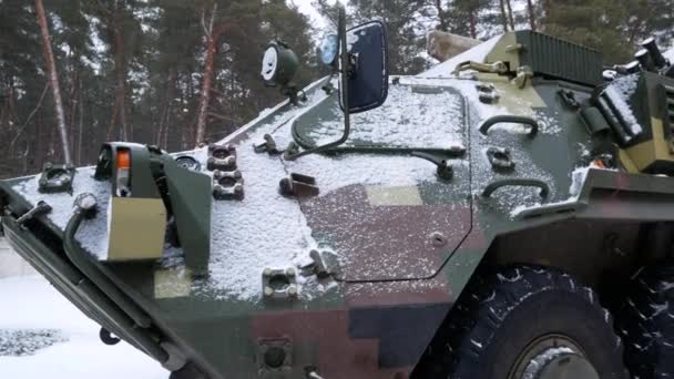 Transporte Blindado Personal Del Ejército Ucraniano Con Telón Fondo Bosque — Vídeo de stock