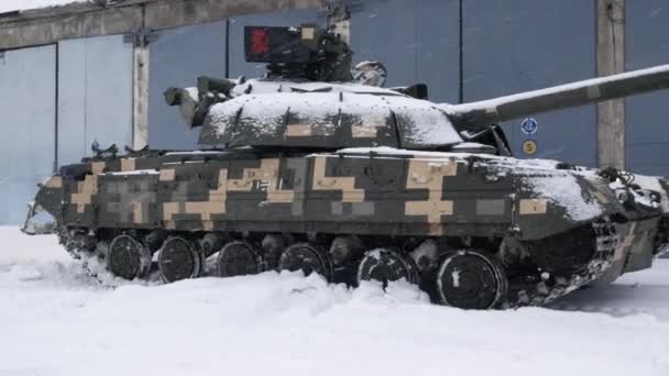 タンクは格納庫にある ウクライナ軍はロシアの侵攻の準備をする — ストック動画