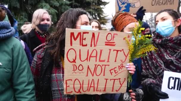 ハリコフ ウクライナ 2021年3月8日 ポスターを持つ女の子品質の男性は平等を恐れず 平等の3月に黄色のミモザの花束 男女共同参画のための女性闘争 — ストック動画