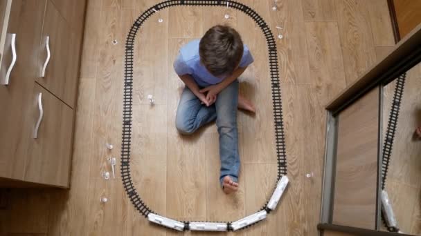 Ragazzo Carino Anni Gioca Con Una Ferrovia Bambini Nella Stanza — Video Stock