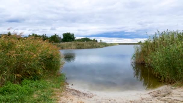 Озеро Голубой Водой Песчаный Пляж Ранней Осенью Над Голубой Водой — стоковое видео