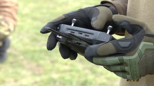 ハリコフ ウクライナ 2022年10月31日 手袋をはめた手はジョイスティックを保持し ドローンを監視および制御します 空中偵察だ 戦時中の無人機のオペレーター リモート監視 — ストック動画