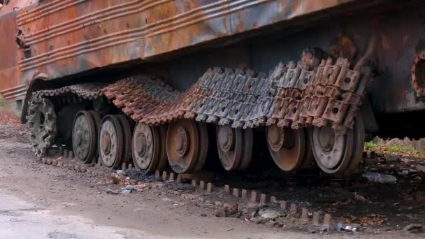 ウクライナの都市の道路上で破壊されたロシアのタンクのラスティトラック ロシア軍は敗北した ロシア ウクライナ戦争 ウクライナの反撃 道路上の壊れたロシアの重機 — ストック動画
