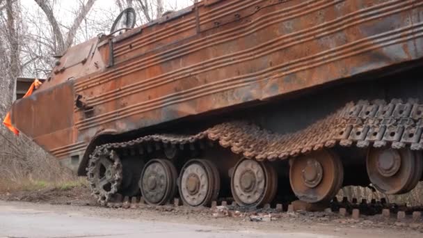 Tanque Enferrujado Nocauteado Exército Russo Estrada Casco Enferrujado Faixas Danificadas — Vídeo de Stock