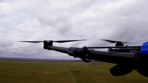 Hélices Rotativas Drone Contra Fundo Céu Nublado Drone Voa Sobre — Vídeo de Stock