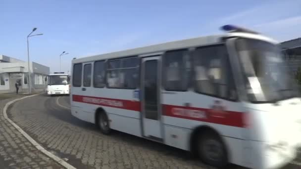 Kharkiv Ucrânia Fevereiro 2020 Ônibus Com Pessoas Evacuadas Epicentro Epidemia — Vídeo de Stock