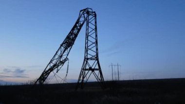 Gökyüzüne yapılan bir füze saldırısı sonucu yüksek voltajlı bir güç kulesi kırıldı. Rusya, Ukrayna 'nın enerji sistemine füze saldırısı düzenliyor. Kesinti