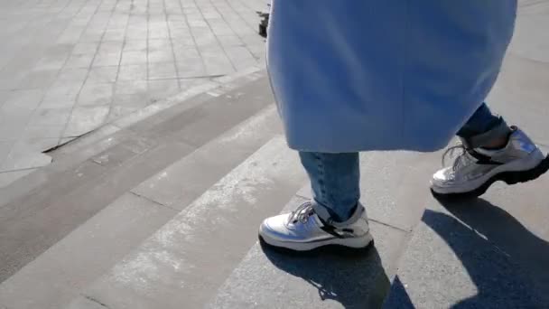 Pernas Femininas Irreconhecíveis Tênis Brancos Descem Escadas Caminhe Cidade Grande — Vídeo de Stock