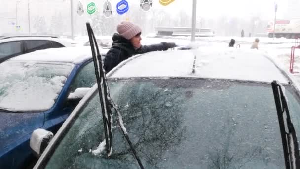 Kobieta Zamiata Śnieg Okien Samochodu Szczotką Koncepcja Opadów Śniegu Zimy — Wideo stockowe