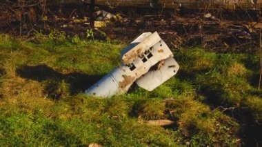 Çoklu roket sisteminin bir roketi olan Kasırga, vurulma sırasında yere çakıldı. Rus ordusu Ukrayna köylerini bombalıyor. Rus-Ukrayna Savaşı 2022