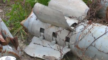 Çimlerin üzerinde çoklu roket atar sisteminden bir mermi. Bomba bir apartmana isabet etti. Rusya Ukrayna şehirlerini bombalıyor. Rus-Ukrayna Savaşı 2022