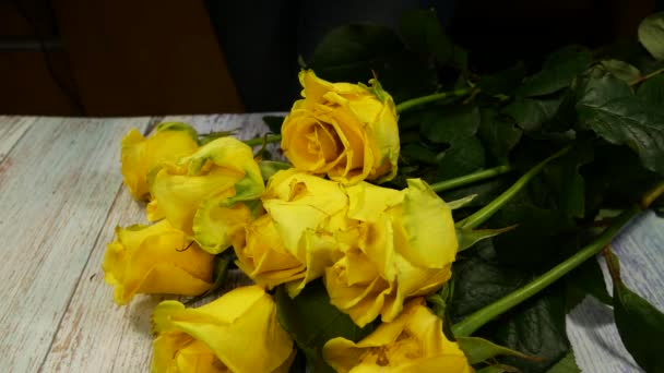 Женские Руки Складывают Букет Красивых Желтых Роз Стол Прекрасный Букет — стоковое видео