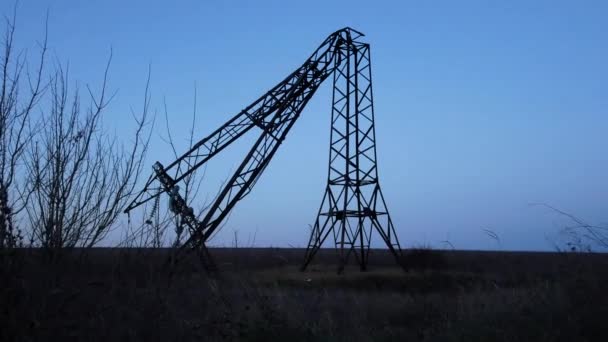 Vysokonapěťová Energetická Věž Rozbila Důsledku Zásahu Rakety Proti Obloze Rusko — Stock video