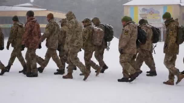 ウクライナ ハリコフ2022年1月31日 軍の制服を着た兵士がパレード地を歩く 戦闘旅団が正面に移動しています ロシア ウクライナ戦争におけるウクライナの反撃 — ストック動画