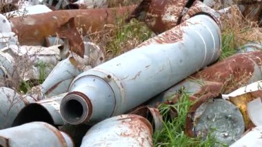 Roketlerin kalıntıları, mermiler ve yerde çoklu roketatarlar. Rusya Ukrayna 'daki barış dolu şehirleri bombalıyor. Rus-Ukrayna Savaşı 2022