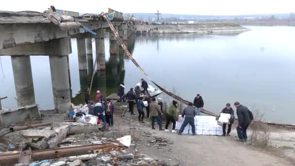Kharkiv Ukraina November 2022 Människor Lasta Båten Med Humanitärt Bistånd — Stockvideo