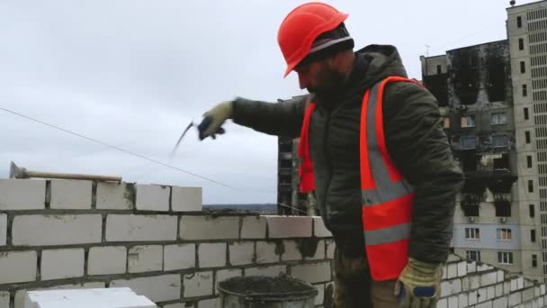 Kharkiv Ucrânia Novembro 2022 Construtor Colete Laranja Capacete Laranja Coloca — Vídeo de Stock