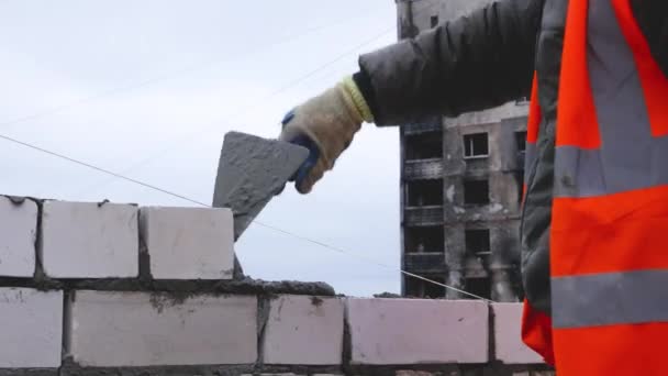 Dělník Drží Ruce Cihlu Položí Beton Postaví Zeď Domu Obnova — Stock video