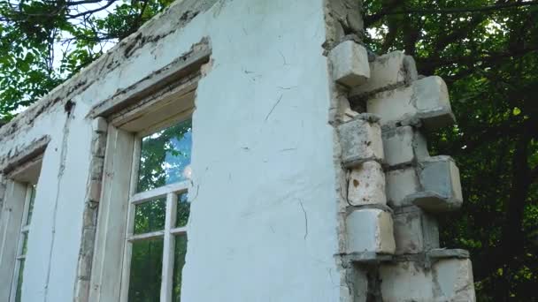 被俄罗斯军队的打击摧毁了 一座乌克兰村庄的房子 一堵有窗户的破墙 光秃秃的砖是看得见的 被毁大楼的近景 — 图库视频影像