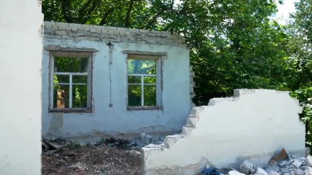 乌克兰村庄被导弹摧毁的房子 那堵墙的一部分还在房子里 前面是一堵被毁的墙 2022年俄乌战争 俄罗斯轰炸和平城市和 — 图库视频影像