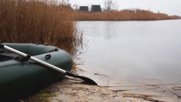 Késő Ősszel Felfújható Evezős Csónak Áll Homokos Partján Víz Közelében — Stock videók