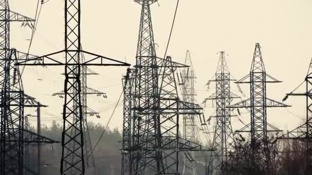 Vysokonapěťová Rozvodna Spousta Elektrických Tyčí Drátů Koncept Dodávek Energie Velkého — Stock video