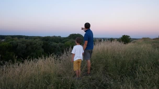 Pai Filho Estão Uma Colina Entre Vida Selvagem Pôr Sol — Vídeo de Stock