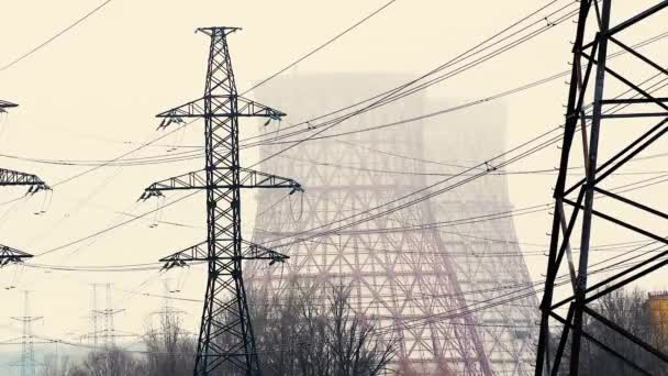 火力発電所の高圧送電線 電力工学だ 電気と熱を人々に提供します ウクライナのエネルギーシステムに打撃を与えます 停電だ — ストック動画