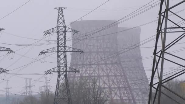 고압선을 폴란드 사람들 입니다 뒤에는 발전소의 커다란 파이프 전기의 에너지 — 비디오