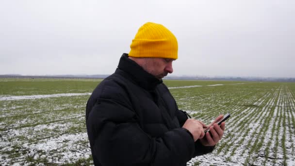Çiftçi Kış Ekinlerinin Kışını Izliyor Sertleştirilmiş Fidanlar Kış Ekinleri Yetiştirme — Stok video