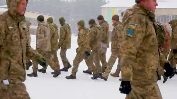 2022年1月31日 乌克兰哈尔科夫 身着军服的乌克兰士兵在雪地上排成队列 2022年俄乌战争期间乌克兰的反攻 — 图库视频影像