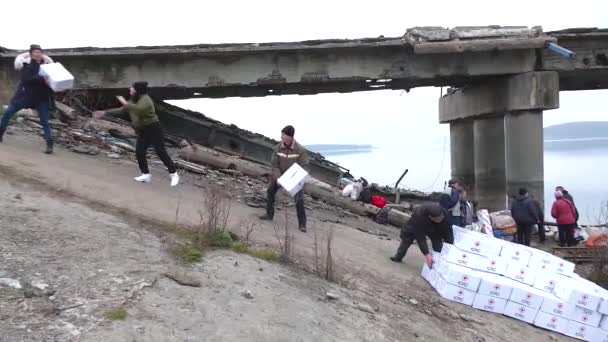 2022年11月8日 乌克兰哈尔科夫 人们在一座被摧毁的桥附近的湖岸排队 互相交换人道主义援助箱 2022年 人道主义危机 提供人员 — 图库视频影像