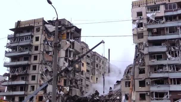 ウクライナのドニプロ 2023年1月14日 ウクライナの都市でロシアのミサイルによる直接的な打撃によって破壊された住宅ビル 廃墟で救助活動が行われている 人々は引き抜かれています — ストック動画