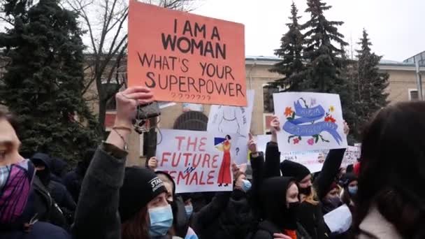2021年3月8日 乌克兰哈尔科夫 许多拿着标语牌的女孩 我是个女人 你为什么是个女超人 — 图库视频影像