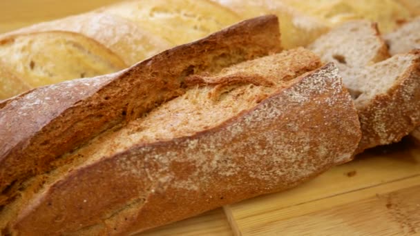 テーブルの上のバゲット 白と黒のパン スライスしたパン バゲット おいしいランチ パン屋の製品 パノラマ — ストック動画