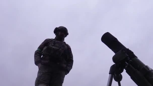Kharkiv Ukraine January 2023 Silhouette Soldier Standing Mortar Taken Bottom — Stockvideo