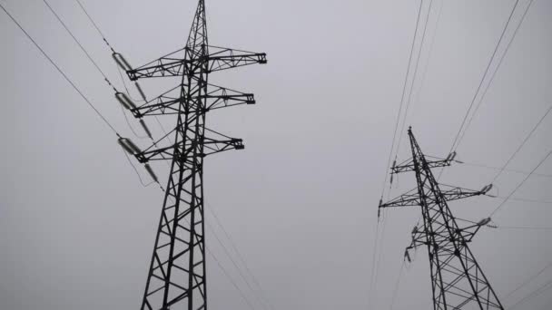 Two Tall Metal Towers Electrical Wires Cloudy Sky Delivery Electricity — Vídeos de Stock