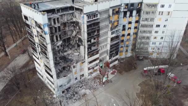 ロシアのミサイルや砲兵によって破壊され ウクライナの都市に住宅の複数階建ての建物の入り口 本当の戦争 ロシアとウクライナの戦争2022 2023 民間人の封印 恐怖心 — ストック動画